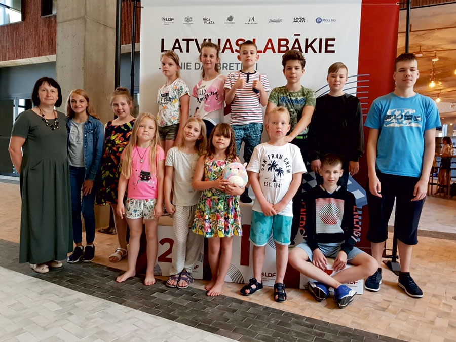 Bauskas novada Bērnu un jaunatnes sporta skolas komanda kopā ar treneri Ingu Bernāti (no kreisās).
Autors: no I. Bernātes albuma.