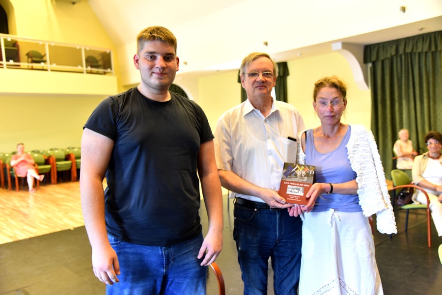 Iecavas kultūras namā Romualds Ražuks (vidū) un Ingūna Ebela kopā ar Maksimu Krutikovu.
Autors: Uldis Varnevičs
