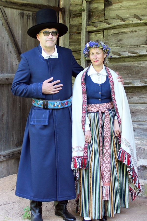 Ligitas un Raita Ābelnieku tautastērpi ir darināti tautas mākslas centrā «Senā klēts». Zemgaliete Ligita ir izvēlējusies Ceraukstes jostu, bet piebaldzēns Raitis – zīļu jostu.
Autors: no Ābelnieku personiskā albuma