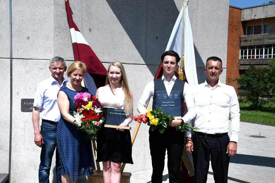 Titula «Gada skolēns» ieguvēji. Elīna Elizabete Daugule kopā ar vecākiem Eviju un Gundaru Dauguļiem (no kreisās) un Kristers Tomass kopā ar tēvu Ruslanu Tomasu.
Autors: Ivars Bogdanovs