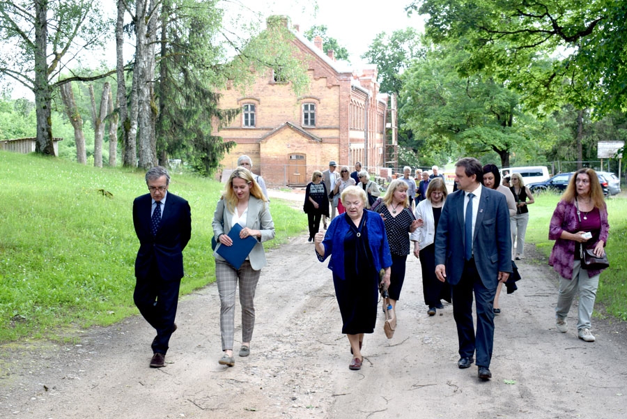 Sarkano skolu Vecumniekos, kur bērnību pavadījis Arnolds Spekke, kopā ar Dantes Aligjēri biedrības Latvijas nodaļas un novada pašvaldības pārstāvjiem apmeklēja arī Itālijas Republikas vēstnieks Latvijā Stefāno Taliani de Markio (no kreisās).
Autors: Žanna Zālīte