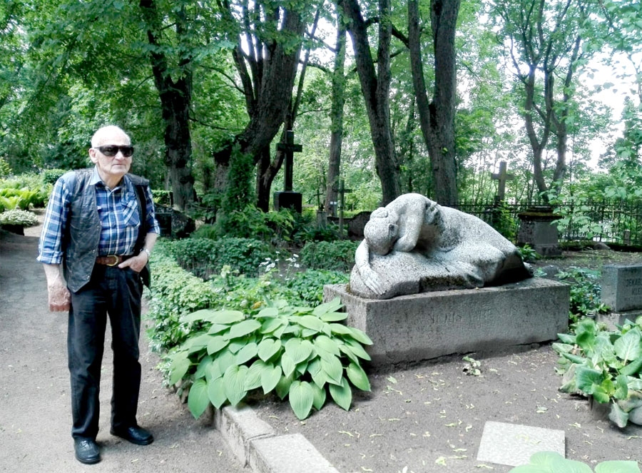 Vecajos kapos Miks Zvirbulis pie tēva veidotā piemiņas akmens kādreizējam pilsētas vadītājam Jurim Varenajam.
Autors: Inga Krolle