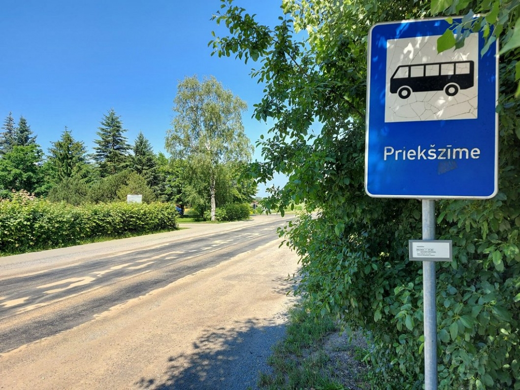 LAU uzrauga situāciju uz valsts autoceļiem un veic svīdumu vietu apstrādi, tās vienmērīgi kaisot ar smilti vai sīkām šķembām, tādējādi uzlabojot satiksmes drošību. Nepieciešamības gadījumā darbs tiek veikts atkārtoti.
Autors: LTV / Ģirts Zvirbulis