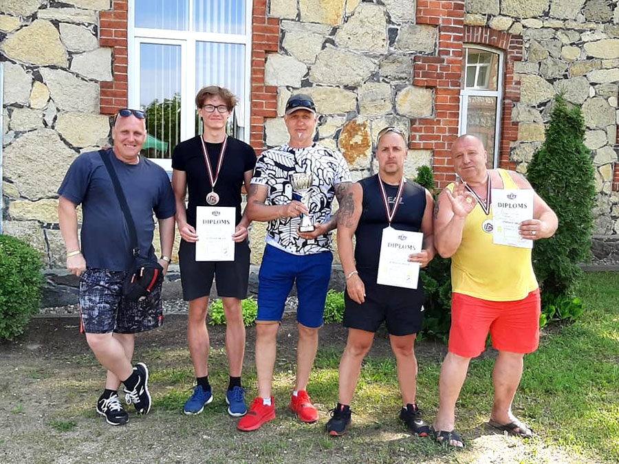 Daļa no Bauskas svara stieņa spiešanas komandas.
Autors: no A. Naglāza albuma.