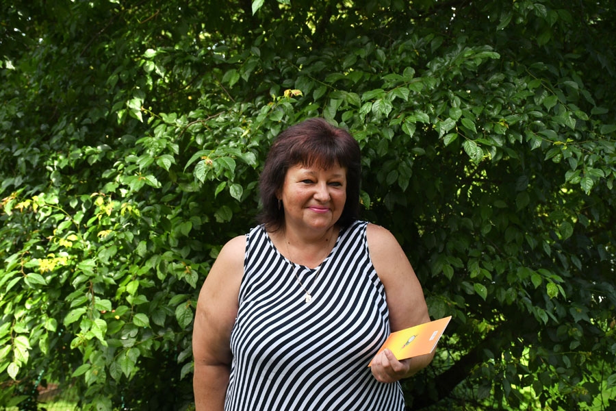 SANDRA GIPTERE-IVANOVA

Sākot sarunu ar «Bauskas Dzīvi», Bauskas novada Dāviņu pagasta iedzīvotāja ukrainiete Ina Nikolajeva uzreiz teic: «Mana dzimtene ir Latvija, Bauska.» Mamma Jekaterina no Ukrainas devusies strādāt uz Vāciju, tur atradusi pavāres darbu un arī sastapusi savu nākamo vīru latvieti Arnoldu Viļumu, kas Vācijā dienējis. Inas brālis piedzima Vācijā. Savukārt 1965. gadā Arnolds atveda ģimeni uz savām mājām Īslīces pagasta Ādžūnos. 

Likteņa dejas un virpuļi 
Inas tētis strādājis par šoferi, bet mamma bijusi mājsaimniece, jo bērni bija maziņi. Kad Inai apritēja divi gadiņi, diemžēl vecāku ceļi šķīrās. Jekaterina ar mazajiem bērniem aizbrauca atpakaļ uz dzimteni Ukrainu pie saviem vecākiem. «Tur nodzīvojām piecus gadus. Tā bija grūta dzīve, jo vietējie bērni mūs nepieņēma, apsaukāja par vāciešiem, «fašistiem». Tiesa gan, mēs atšķīrāmies, ģērbāmies kā eiropiešu bērni,» atminas I. Nikolajeva. 1. klase pabeigta Kijevas apgabala Ržiščevas ciema skolā. 
Ar tēva ģimeni, Latvijas vecmāmiņu bijušas labas attiecības, 1974. gadā viņa vedeklu ar bērniem atsaukusi pie sevis, atpakaļ uz Latviju, uz Ādžūniem. Ukrainā bija smaga dzīve, grūts darbs. Mamma, strādājot par pavāri restorānā un piecus kilometrus turp un atpakaļ pa kalnainu apvidu mērojot kājām, mēnesī nopelnīja 40 rubļus. Latvijā iespēju vairāk. Mamma sākumā strādājusi veikalā par fasētāju, dzīves lielāko daļu aizvadījusi pavāres amatā pansionātā, vēlāk kafejnīcā. 

Atgriešanās savā skolā
Mazajai Inai gan nācies otro reizi mācīties 1. klasē Bauskas 2. vidusskolā, jo viņa neprata latviešu valodu. Latviešu mēle apgūta ļoti viegli, jo mājās tajā runāja. Skolā šajā mācību priekšmetā bija teicamniece, pēc sekmēm kopumā – labiniece. Bauskas 2. vidusskolā 2000. gadā atgriezusies darbā par sākumskolas skolotāju un sociālo pedagoģi. «Esmu pateicīga direktorei Verai Grigorjevai, ka uzaicināja. Viņas vadītajā skolā ir lieliski strādāt, jo par visiem direktore gādā ar lielu mīlestību,» priecājas skolotāja. 
Teicamās latviešu valodas zināšanas bijušas vajadzīgas, arī 12 gadus strādājot par sekretāri, pagasta tiesas priekšsēdētaju un dzimtsarakstu nodaļas pārzini Dāviņu pagasta pārvaldē. «Tā ir sirdslieta, man patīk dokumentus rakstīt. Kad brauca pārbaudes no Rīgas, neatrada, kur «piesieties»,» lepojas Ina. Pašlaik vienīgais darbs ir skolā, bet desmit gadus strādāts gan pagasta pārvaldē, gan skolā, iesaistījusies sabiedriskajā dzīvē, vadījusi pasākumus. 
Inai ir divas meitas – Iveta 
(35 gadi) dzīvo Jūrmalā, Agnese (26 g.) dzīvo Bauskā. Bērni turpina ģimenes pareizticības tradīciju, svētkos noteikti apmeklē dievnamu. «Abas meitas kristītas Ukrainā, to speciāli izvēlējāmies,» stāsta mamma. Savukārt Bauskas pareizticīgo baznīcā kristīti Inas mazbērni – Ieva (10 g.) un Ketija (5 g.). «Mazdēls Alekss (6 g.) mums gan ir katolis,» no tēta pārmantoto ticību atklāj Ina. 

Svētku un godu tradīcijas
Lielos svētkus, kā Lieldienas, Ziemassvētkus, ģimene svinot divas reizes – vispirms kopā ar pārējiem Latvijas iedzīvotājiem, kas nav pareizticīgie, tad otrreiz ar ticības brāļiem. Pareizticīgo svētkos ģimenei ir tradīcija doties pie Inas mammas uz Īslīces pagastu. «Tā divas reizes olas krāsojam un maltīti gatavojam,» stāsta dāviniete. Ukraiņu tradīcijas, dzīvojot Latvijā, neizdodoties tik smalki ievērot. Piemēram, Ukrainā pirms Lieldienām obligāts esot kosmētiskais remonts – balsina griestus un mājas ārpusi, krāso logus un durvis. Radinieki to joprojām katru gadu darot. Svētku maltīte Ukrainā pat esot bagātāka nekā Latvijā, «pat par daudz». «Es neprotu izcept tik gardas pildītās biezpiena pankūkas kā Ukrainā, turpretī borščs gan man iznāk, galvenais ir visas sastāvdaļas, izņemot kartupeļus, apcept un pakāpeniski pievienot,» gatavošanas smalkumus atklāj Ina, «arī vareņikus ar ceptiem kāpostiem protu pagatavot.» Meitas savu bērnu ietekmē gan vairāk gatavojot «modernos» ēdienus. Ukraiņu valodu meitas nezina, jaunākajai arī krievu mēle sagādā-
jot grūtības. Mazbērniem Lieldienās visvairāk patīkot olu meklēšana – katram jāsameklē trīs krāsotas olas, savukārt Ziemassvētkos kuram gan netīk zem eglītes atrast dāvanu?! 
Ukrainā ir arī savas īpašās tradīcijas. Tā nākamajā nedēļā pēc Lieldienām tiek atzīmēta Radiņica – to varētu salīdzināt ar mūsu kapu svētkiem. Visi radi satiekas kapos, uz dvieļiem tiek likti dažādi cienasti, ar ko pēc tam visi mielojas un atceras aizgājējus. Savukārt uz kapu kopiņām novieto krāsotas olas, cepumus. Tos gan bērniem atļauts «nolasīt» un apēst. 
Uz kāzām un bērēm parasti nākot visi sādžas iedzīvotāji. Pirms kāzām līgava ar savu draudzeni apģērbjoties ukraiņu tautastērpā un apstaigājot mājas – dod īpašu cienastu un aicina kāzās. Tās notiekot gan līgavas, gan līgavaiņa mājās un trīs dienas noteikti. Protams, pirms tāda liela pasākuma notiek sagatavošanās – tiek krāta nauda. «Uz brālēna kāzām mamma izcepa tūkstoš kotlešu, tas bija briesmīgi,» lielos un nogurdinošos mielasta gatavošanas darbus ieskicē Ina. Kādreiz visa sādža pavadījusi puišus arī armijā; meitene, kas solījusies puisi sagaidīt, viņam apsējusi lenti.
Īpašas tradīcijas Ukrainā ir arī bēru gadījumā. Nelaiķis jāapglabā otrajā dienā. Savukārt pirmajā dienā mirušais allaž atrodoties savās mājās – guļ istabā. Tajā deg gaisma, un pie viņa klusējot atrodas piederīgie. «Arī es sēdēju pie vectēva,» atklāj ukrainiete. Tikmēr saimnieces visu nakti gatavo visai sādžai bēru mielastu. 

Valodu prasmes
Pašlaik mājās ar vīru Aleksandru runājot krieviski. «Savukārt radi Ukrainā nevēlas runāt krieviski, ar viņiem regulāri vismaz reizi nedēļā sazinoties «WhatsApp» vai «Facebook», jārunā ukraiņu valodā. Telefonā esam iemanījušies pat visu saimniecību izrādīt. Radiniekiem Ukrainā rāda Latvijas kanālu «TV5», no tā viņi iemācījušies dažus vārdus latviski, nereti tiešsaistes sarunās uzsaucot: «Labdien! Kā iet? Ko dari?» Kad braucām uz Ukrainu, tad jau uz robežas es runāju ukraiņu valodā. Robežsargi, paņemot pasi, redzot ierakstu «latviete» un dzirdot manu valodu, pārliecinoši noteica: «Kāda latviete?! Tā ir mūsējā.» Pēdējo reizi gan Ukrainā būts pirms 12 gadiem,» stāsta Ina. 
Ina prot izšūt spilvendrānas un segu pārvalkus ar krāsainiem ukraiņu rakstiem, jo Ukrainā palīdzējusi to darīt tantei. Bijusi iecere braukt apsveikt mammas māsu 
70 gadu jubilejā šogad, bet tas neizdevās. Kopumā radinieki Ukrainā dzīvojot labi, brālēni strādājot dāņu firmā, brālēnu meitas – Kijevā slimnīcā. «Notikumiem Ukrainā sekoju. Tur gan tagad ir juku laiki, karā gāja bojā attāls radinieks, kuram mājās palika divi mazi bērniņi,» stāsta ukrainiete. 
Mamma nesen bērniem jautājusi, vai nenožēlojot, ka atvedusi viņus uz Latviju. «Ukrainā patiešām ir siltāk, skaistāk, ir arbūzi, melones uz klaja lauka, kur vēl aprikozes un persiki... Ukrainā ir lētāks zelts, ļoti kvalitatīva un lē-
ta gultas veļa, dvieļi. Tomēr dzīve ir grūta, jo pārsvarā ir mazas algas, piemēram, tantei pensija mūsu naudā ir 30 eiro. Ciemos aizbraukt – jā, bet dzīvot es tur negribētu. Man nepatīk, kā tur izskatās manas vienaudzes. Latvija ir mana dzimtene, te es daru to, kas man patīk, – strādāju skolā, mani bērni un mazbērni ir šeit. Arī meitas bija pastrādājušas Īrijā un Norvēģijā, tomēr atgriezās ar atziņu, ka nekur nav tik labi kā mājās – Latvijā!» silti uzsver Ina Nikolajeva.
Autors: Ivars Bogdanovs