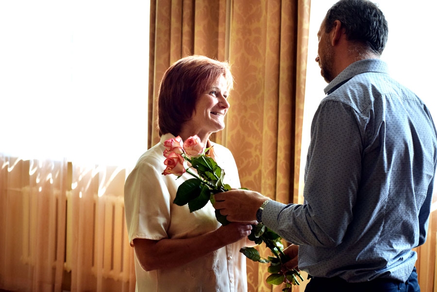 Saņemot domes priekšsēdētāja vietnieka Jāņa Kovala apsveikumu, Vecumnieku sporta skolas direktore Gita Briņķe teic: «Priekšā ir smags darbs, taču man ir superīgi kolēģi; būtisks, protams, arī domes atbalsts. Sportā svarīga ir komanda!»
Autors: Žanna Zālīte