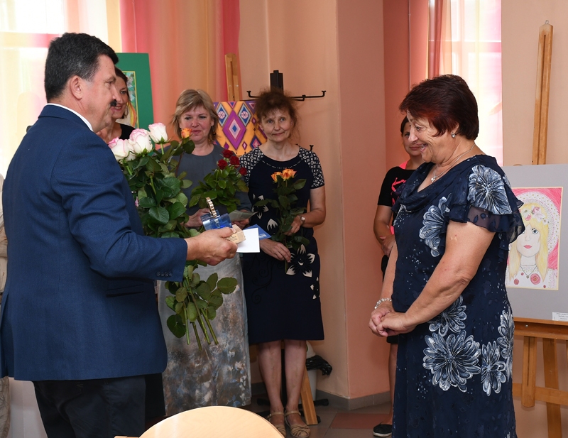 Ilggadējo pedagoģi Viju Cerusu sveic Bauskas novada domes priekšsēdētājs Arnolds Jātnieks.
Autors: Ivars Bogdanovs