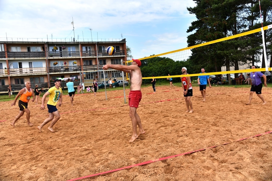 Veterānu konkurencē komandas apzīmēja pēc pieredzējušākā spēlētāja. Laukumā tiekas Jāņa Vatslāvja (no kreisās) un Gediminta Ignataviča vienības.
Autors: Uldis Varnevičs