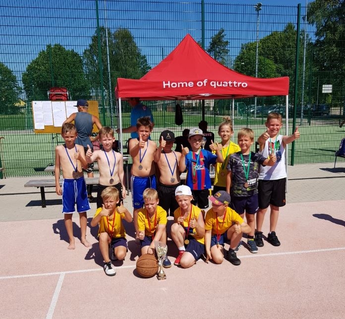 U10 vecuma grupā triumfēja BK «Iecava», kas finālā ar 6:5 pieveica «Jelgava U10».
Autors: iecava.lv