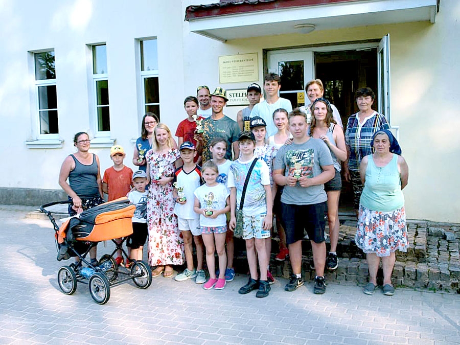 Stelpes ģimeņu orientēšanās pasākuma dalībnieki.
Autors: no M. Šteinalta albuma.