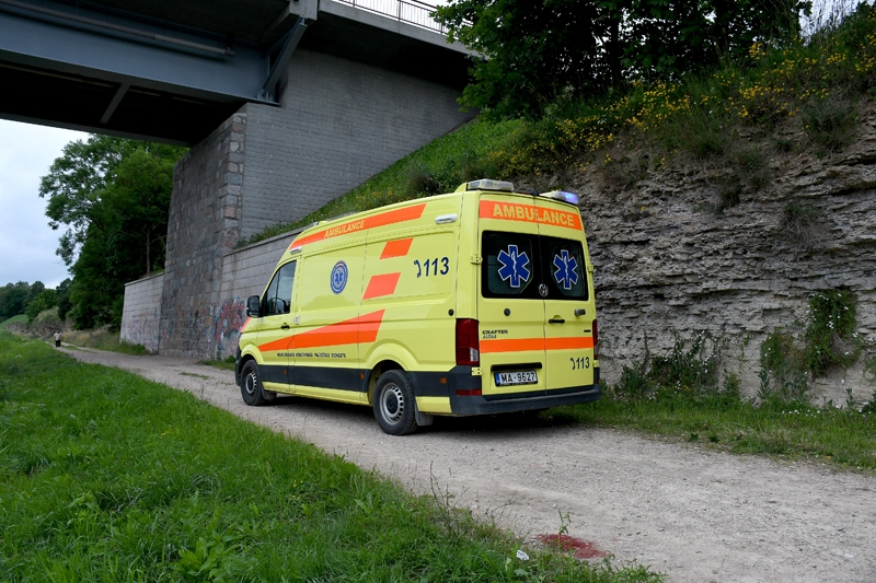 Aculiecinieki vērtē, ka jaunietis ar velosipēdu nokrita no kraujas malas.
Autors: Ivars Bogdanovs