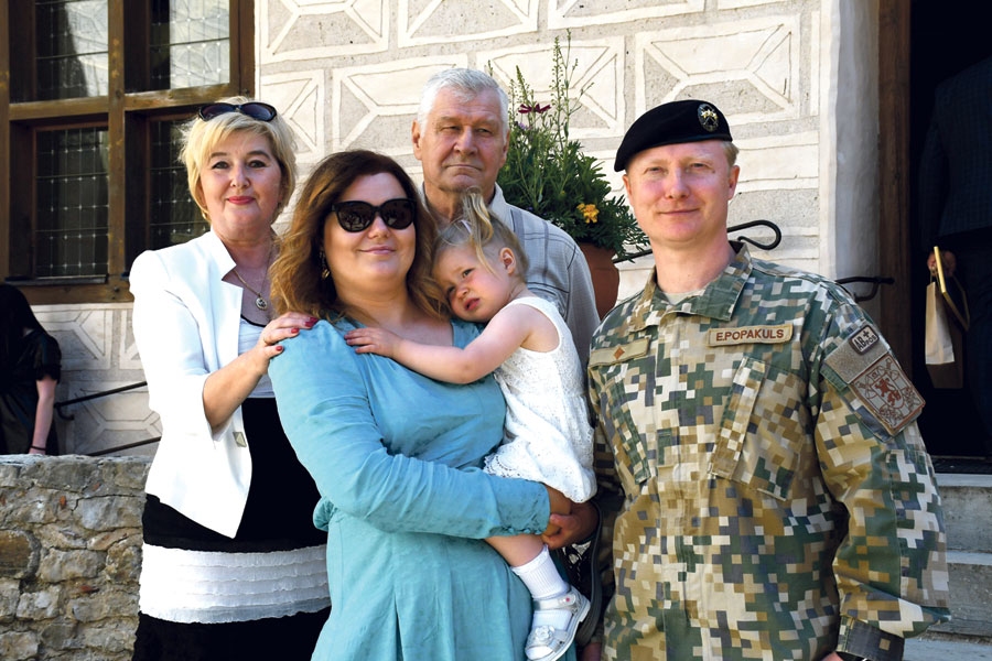 Elmārs Popakuls ar savu ģimeni bataljona komandiera maiņas ceremonijas dienā - sieva Sajana ar meitiņu Arinu, sievas vecāki Jeļena un Sergejs Vederņikovi.
Autors: Ivars Bogdanovs