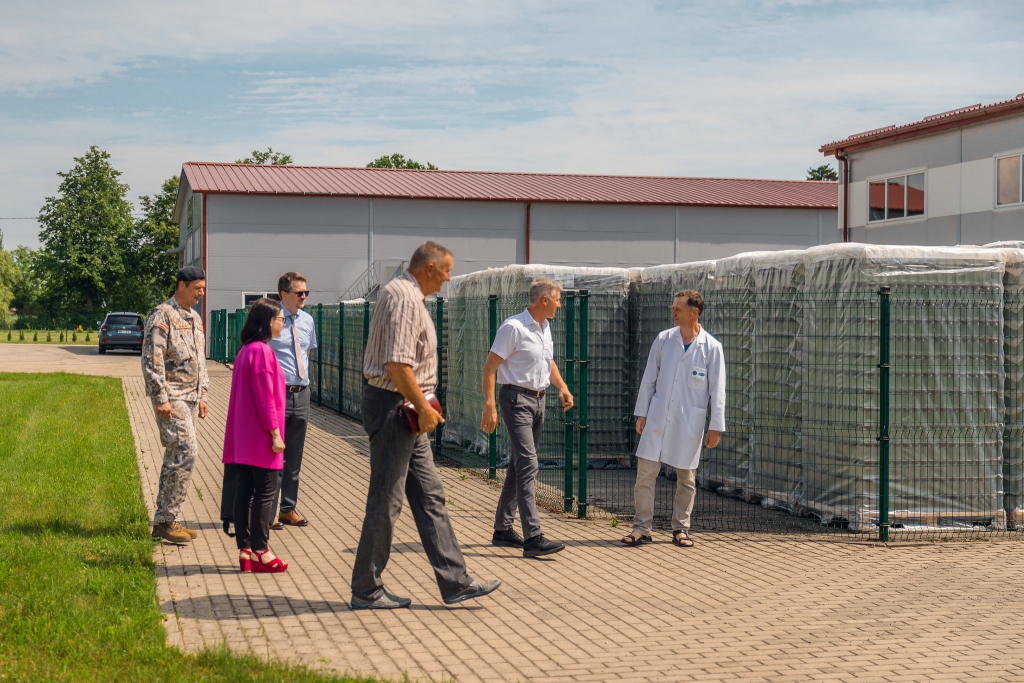 Reģionālajā vizītē Artis Pabriks devās 29. jūnijā. Pirmā tikšanās notika SIA «Kronis» telpās, bet pēc tam apmeklēja Jelgavā Latvijas Lauksaimniecības universitāti un uzņēmumu «Zemgales remonta centrs», kas arī saņēma grantu sertificētai kaujas transporta kapitālā remonta metodoloģijas izstrādei.
Autors: Publicitātes foto.