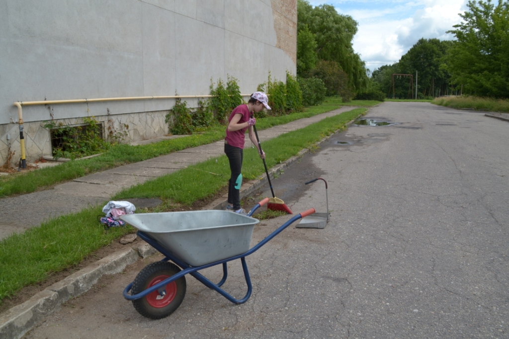 Līga Vaivare savas darba pieredzes trešajā dienā rūpējas par Uzvaras celiņiem – viņa tos slauka, izravē nezāles
Autors: Kaspars Kalējs