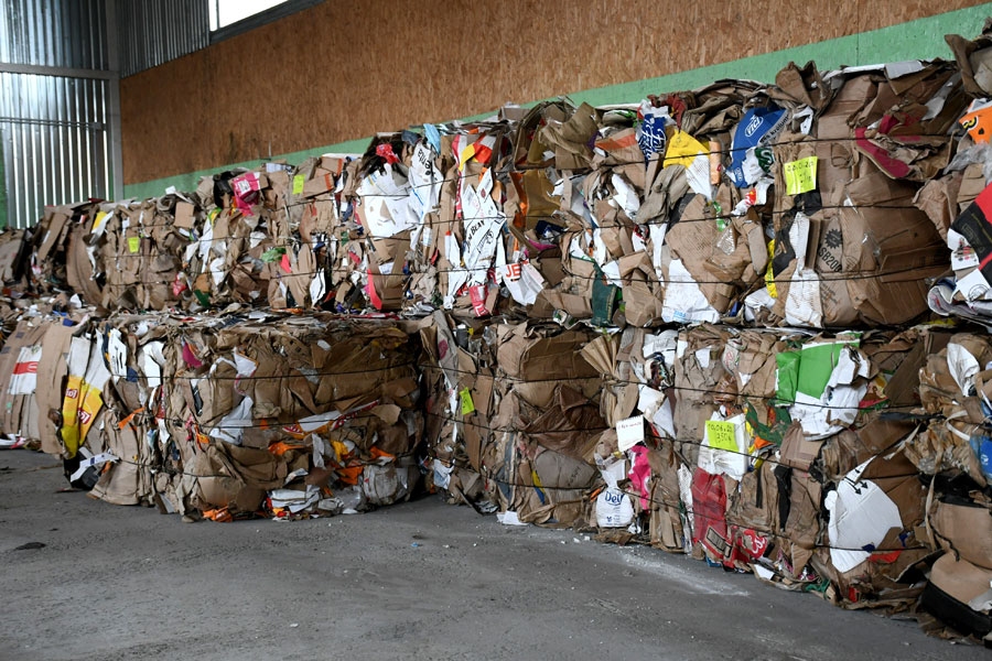 Patlaban uz vietas īstenotā manuālā šķirošana ir fiziski grūts darbs, lai to atvieglotu, līdz gada beigām plānots angārā uzstādīt automatizētu šķirošanas līniju.
Autors: Ivars Bogdanovs