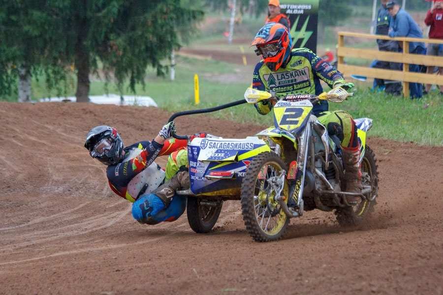 Latvijas čempionāta posmā Alojā uzvarēja Elvijs Mucenieks un Māris Rupeiks.. 
Autors: no «115 sidecar team» mājaslapas.