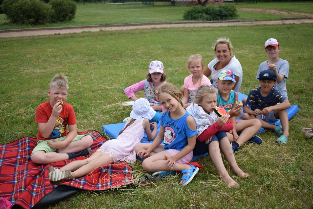 Vasaras nodarbībās ieplānots laiks gan aktivitātēm, gan atpūtai. Atelpas brīdi kopā ar savu skolotāju Gunitu Pačkajevu bauda pērn organizētās nometnes «Piedzīvojumu sala Vecumniekos» dalībnieki.
Autors: Žanna Zālīte