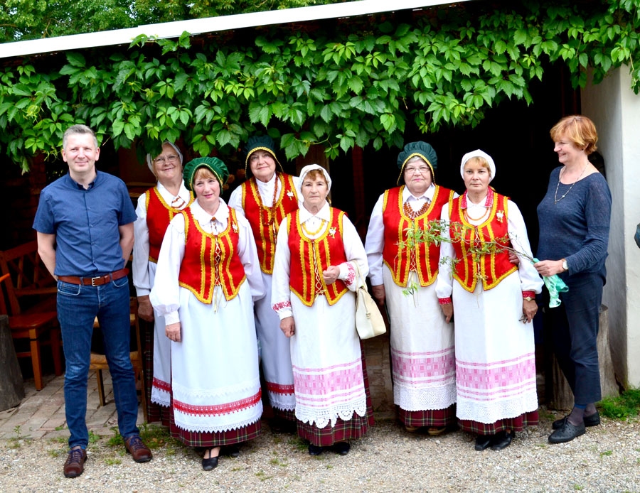 Bauskas lietuviešu kultūras biedrības «Astra» pārstāves kopā ar projekta koordinatori Izoldu Žagrakalieni (no labās) un Latvijas lietuviešu  savienības vadītāju Rolandu Žalnieriusu.
Autors: Solveiga Ikerte