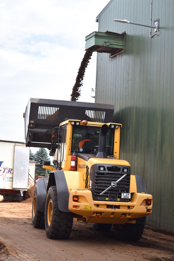 Bunkura tīrīšana pirms citas receptūras substrāta ražošanas jeb «saražota rupjmaize un, pirms bļodā iejaukt mīklu baltmaizei, trauks jāiztīra».
Autors: Žanna Zālīte