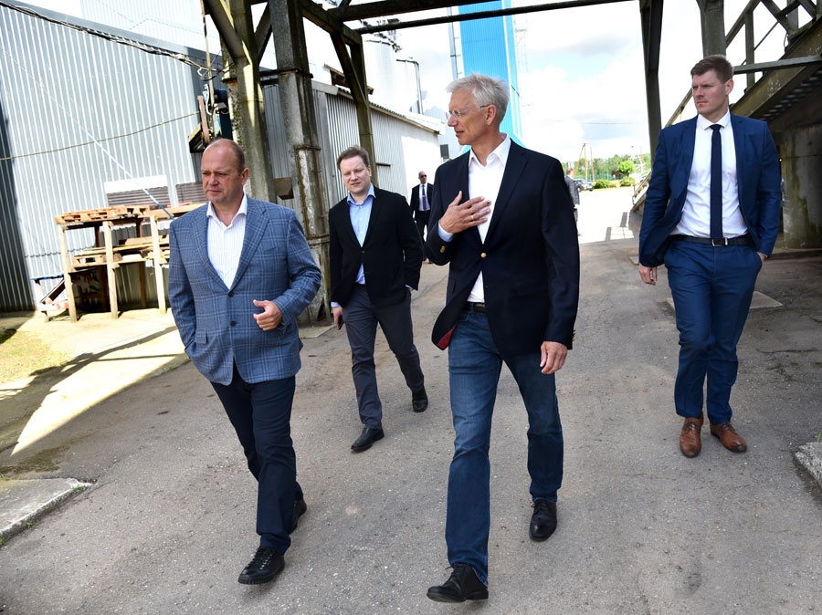 Arnis Vējš (no kreisās) iepazīstināja Krišjāni Kariņu ar Šmuļu kaltes darbu.
Autors: Uldis Varnevičs