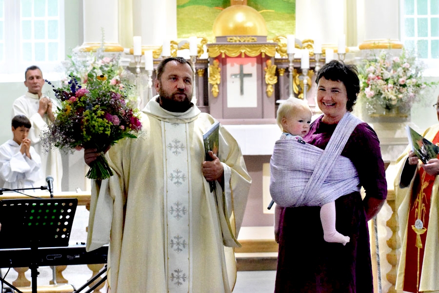 Annele Slišāne radījusi skaistus gobelēnus, kas grezno Kurmenes baznīcu. Par ieguldīto darbu tekstilmāksliniecei pateicas priesteris Andrejs Mediņš.
Autors: Žanna Zālīte