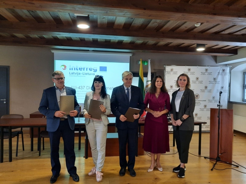 Ceturtdien, 9. jūlijā, Biržos Iecavas pašvaldība parakstīja līgumu par Latvijas-Lietuvas pārrobežu projekta «Kapsētu administratīvo pakalpojumu efektivitātes un pieejamības uzlabošana Latvijas un Lietuvas pārrobežu reģionos»  īstenošanu.
Autors: iecava.lv