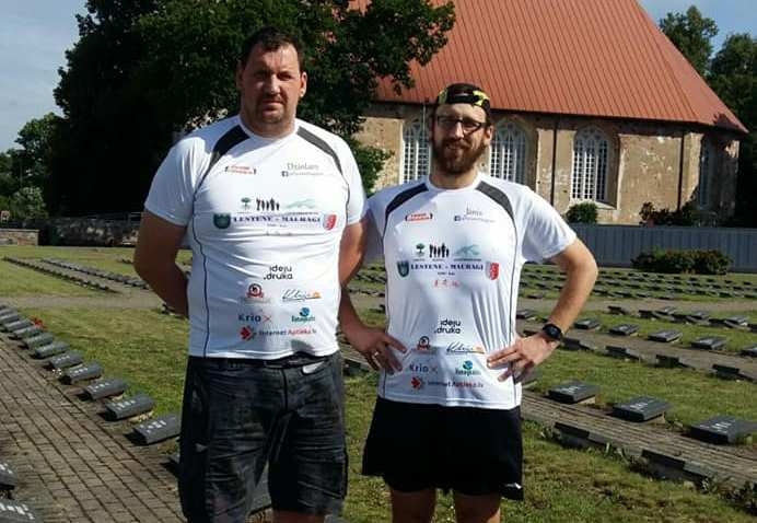 Pārgājiena starta punkts bija Kārļa Pāruma piemiņas plāksne Lestenes brāļu kapos. Abi vīrieši ir Latvijas soļošanas sporta leģendas Ojāra Pāruma dēli.
Autors: No albuma.