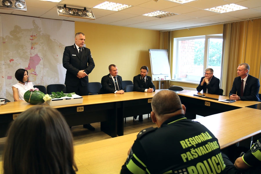 Gundars Dzenis (stāv), Reģionālās pašvaldības policijas Iecavas novada nodaļas priekšnieks, informēja par gada darba rezultātiem.
Autors: no Iecavas novada pašvaldības arhīva.