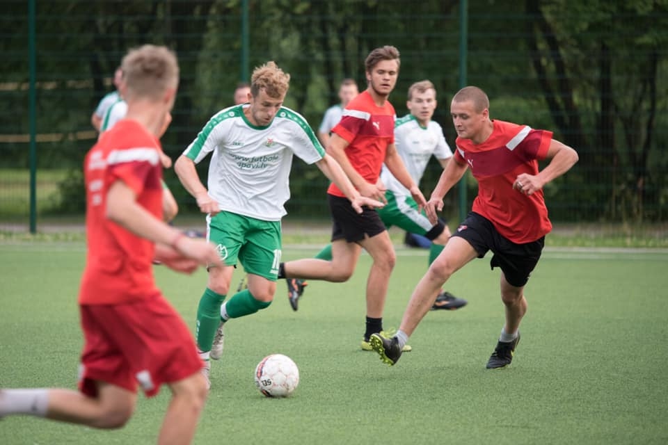 «TFK LATS» (gaišajos tērpos) ar 7:2 apspēlēja «FK Pentagons» vienību.
Autors: No albuma.