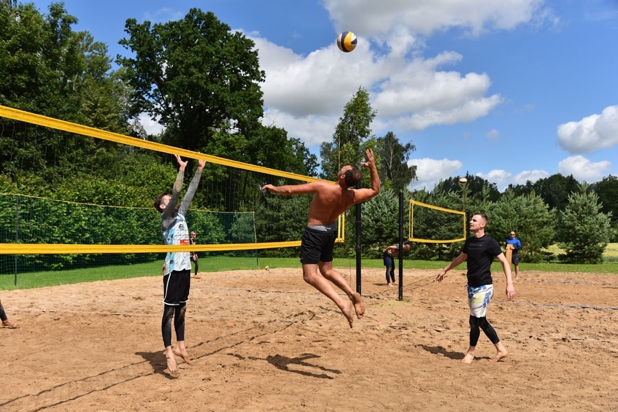 Mārtiņš Gorškovs (no kreisās) veiksmīgi uzcēlis bumbu Aivim Ānam.
Autors: Uldis Varnevičs
