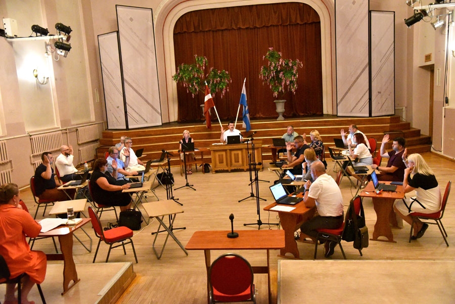 Bauskas novada domes sēdē deputāti lēma par Iecavas novada projektiem. Tagad to darīs apvienotā finanšu komisija, kur gala vārds tāpat piešķirts Bauskas novada domes priekšsēdētājam.
Autors: Uldis Varnevičs