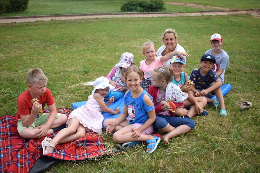 Vasaras nodarbībās ieplānots laiks gan aktivitātēm, gan atpūtai. Atelpas brīdi kopā ar savu skolotāju Gunitu Pačkajevu bauda pērn organizētās nometnes «Piedzīvojumu sala Vecumniekos» dalībnieki.
Autors: Žanna Zālīte