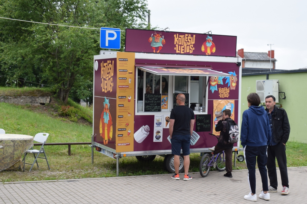 «Kotlešu lietus» Vecumniekos piedāvā «street food» jeb ielas ēdienu, ko visā pasaulē iecienījuši cilvēki ar dinamisku dzīvesveidu. Tirdzniecības atļauju SIA «Kaķis Kaķis» izsniegusi novada pašvaldība, bet vieta tiek nomāta no SIA «Bauskas tirgotājs», kas darbojas pārtikas vairumtirgotāja SIA «Baltstor» paspārnē.
Autors: Žanna Zālīte