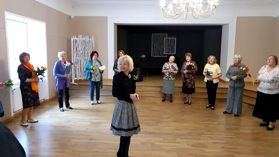 Ilvu Vansoviču dzīves jubilejā silda «Iecavnīcas» apmeklētāju sirsnīgie apsveikumi.
Autors: no Dienas centra arhīva.