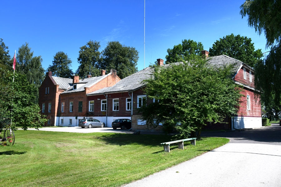 Skolas administrācija un arī pamatskolas vecākās klases izvietotas privātīpašumā «Brīviņi» ar apsaimniekojamo teritoriju 9,5 ha.
Autors: Ivars Bogdanovs