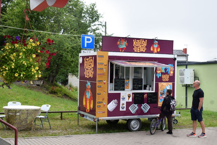 «Kotlešu lietus» Vecumniekos piedāvā «street food» jeb ielas ēdienu, ko visā pasaulē iecienījuši cilvēki ar dinamisku dzīvesveidu. Tirdzniecības atļauju SIA «Kaķis Kaķis» izsniegusi novada pašvaldība, bet vieta tiek nomāta no SIA «Bauskas tirgotājs», kas darbojas pārtikas vairumtirgotāja SIA «Baltstor» paspārnē.
Autors: Žanna Zālīte