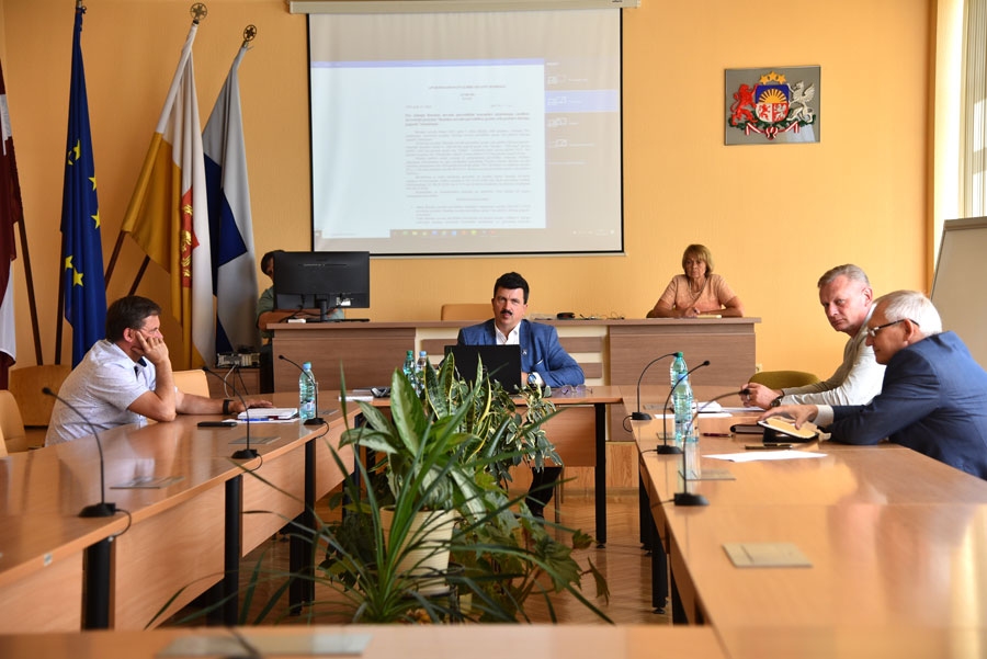 Apvienotajā finanšu komisijas sēdē Vecumnieku, Bauskas, Iecavas un Rundāles novada domju priekšsēdētāji vienojās par atbalstu visiem projektiem, bet tāda neapmierinātības izjūta palika.
Autors: Uldis Varnevičs