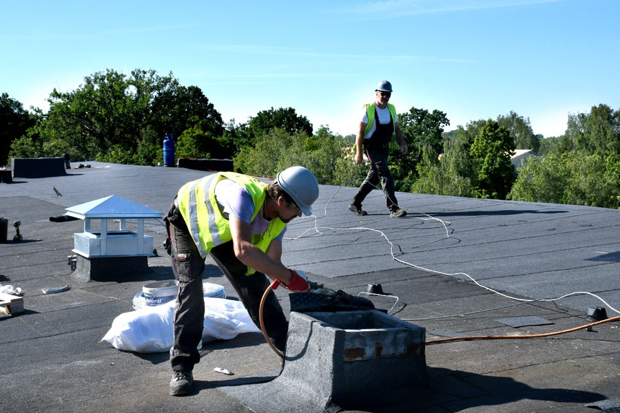 Saulaines skolas korpusa jumta labošanā strādā jumiķis Māris Eglītis (priekšplānā) un Artūrs Saldaks no «Roofmaster» kausējamo jumtu ekspertu komandas.
Autors: Ivars Bogdanovs