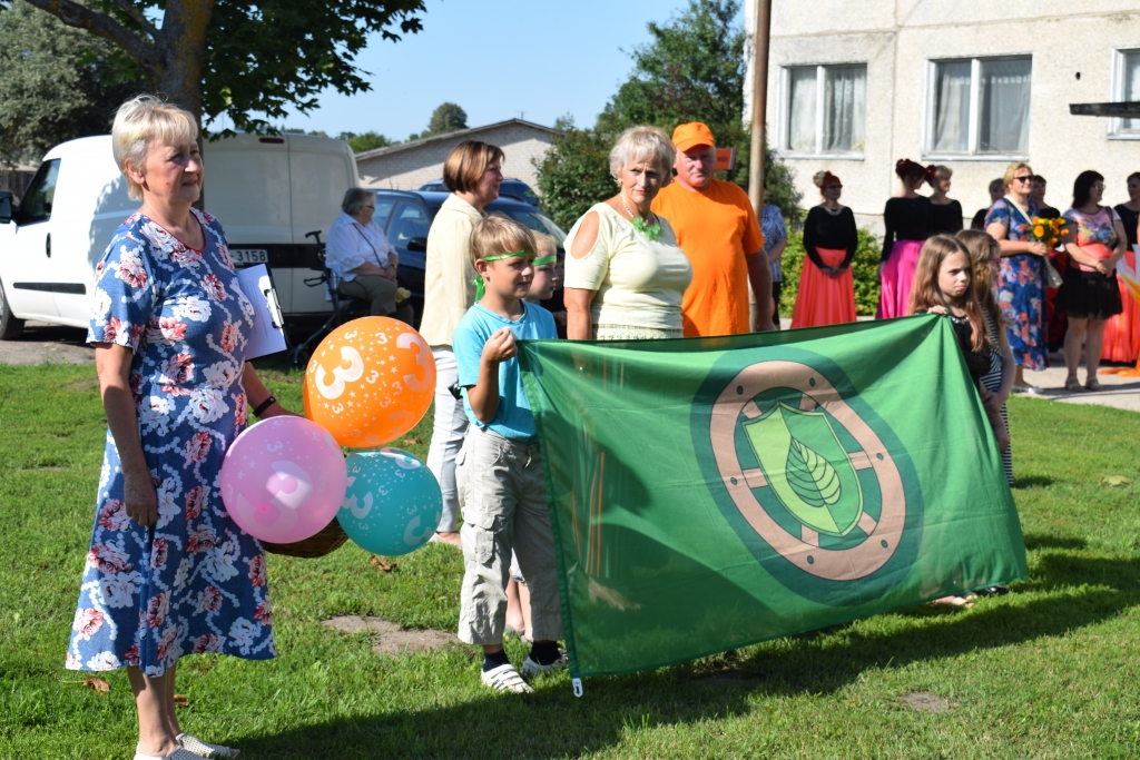 Pērn viens no Liepu ielas svētku notikumiem bija jaunā karoga izrādīšana un pacelšana mastā.
Autors: Žanna Zālīte