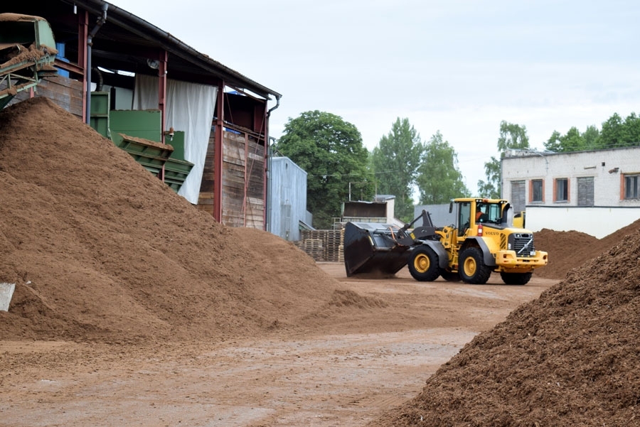 Frontālā iekrāvēja vadītājs ražotnes teritorijā sakopj savu darba «fronti».
Autors: Žanna Zālīte