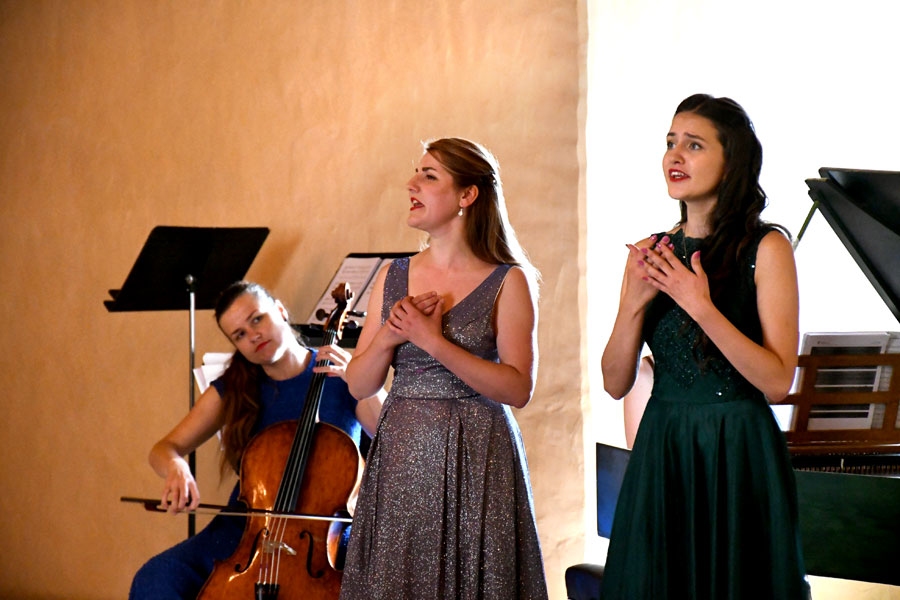 Latvijas Mūzikas akadēmijas studentes, soprāni Anete Viļuma un Ieva Pļaviņa.
Autors: Ivars Bogdanovs