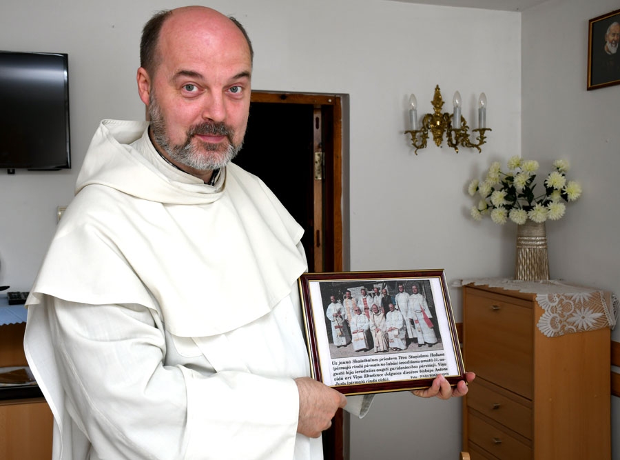 Tēvs Jānis demonstrē vēsturisku foto, kas tapis paulīniešu klostera dibināšanas dienā Skaistkalnē – 2001. gada 31. augustā.
Autors: Ivars Bogdanovs