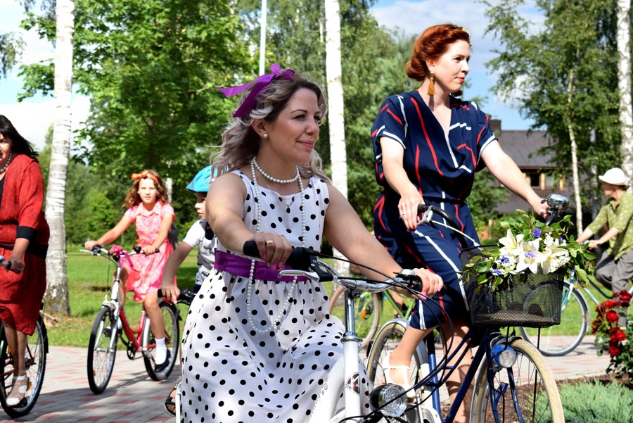 Starp tvīda velobrauciena dalībniekiem bija arī Jana Goževica, Vecumnieku tautas nama vadītāja (priekšplānā).
Autors: Žanna Zālīte