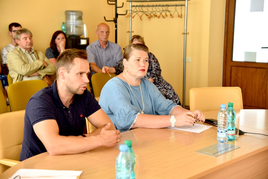 Nauris Bertmanis (no kreisās) skaidroja deputātiem nepieciešamību pēc B kategorijas vides piesārņojuma atļaujas.
Autors: Uldis Varnevičs