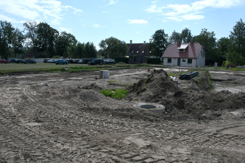 Rundāles novada Pilsrundāles ciemā kafejnīcas «Grāfs» tuvumā  norit aktīvi būvniecības un labiekārtošanas darbi, – te ierīko apgaismotu stāvlaukumu.
Autors: Ivars Bogdanovs