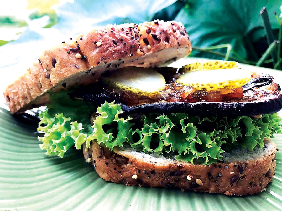 Sendvičs ar baklažānu un bekonu.
Autors: Ance Andrējeva-Empele