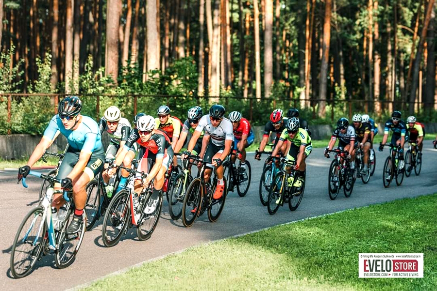 Jānis Baltušs (attēlā pirmais) tagad aktīvi piedalās riteņbraukšanas sacensībās.
Autors: Kaspars Suškevičs, evelostore.com.