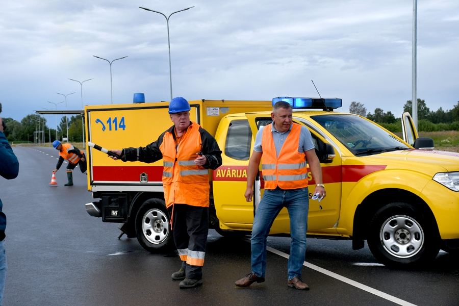 Gāzes avārijas dienesta darbinieki mācībās vispirms norobežo avārijas vietu.
Autors: Ivars Bogdanovs