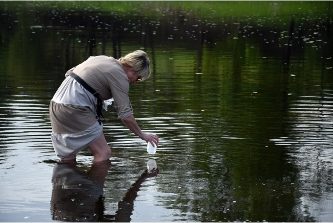 Erita Kalniņa, pārtikas drošības, dzīvnieku veselības un vides zinātniskā institūta “BIOR” vecākā eksperte, ņem ūdens paraugus Bauskas peldvietās.
Autors: No arhīva.