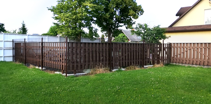 Bauskas stadionā izveidotais nožogojums izbrīnījis sporta 
entuziastus.
Autors: Aculiecinieka foto.